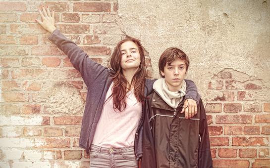 Bruder oder Schwester trinkt viel Alkohol Bruder oder Schwester trinkt viel Alkohol