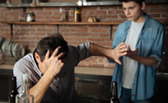 Mutter oder Vater trinkt viel Alkohol Mutter oder Vater trinkt viel Alkohol